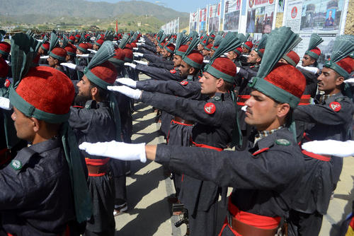 جشن فارغ التحصیلی یک دانشکده نظامی در پیشاور پاکستان