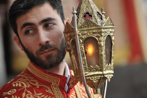مراسم گرامی داشت صدمین سالگرد کشتار ارامنه در کلیسایی در نزدیکی شهر ایروان