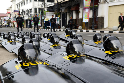 پلیس اندونزی در حال تامین امنیت کنفرانس آسیا و آفریقا (شهر باندونگ)