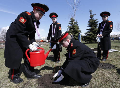 نوجوانان پیشاهنگ روسی در حال کاشت نهال درخت به مناسبت هفتادمین سالگرد پایان جنگ دوم جهانی (مسکو)
