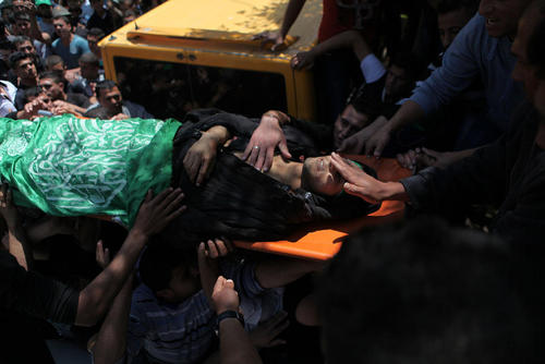 تشییع پیکر یک جوان فلسطینی کشته شده به دست پلیس اسراییل در کرانه غربی