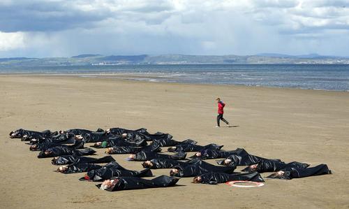 ادامه فعالیت های نمادین فعالان حقوق بشر در اعتراض به سیاست دولت های اروپایی در کم توجهی به موضوع مرگ هزاران نفر از مهاجران غیر قانونی عازم اروپا در آب های مدیترانه (ساحل ادینبورگ اسکاتلند)