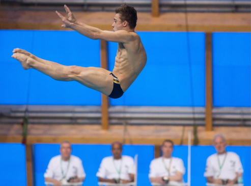 شناگر روس در حال پرش به استخر در مسابقات بین المللی پرش در روسیه
