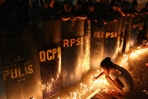 اعتراضات به اعدام 9 نفر در اندونزی در مقابل کنسولگری اندونزی در شهر ماکاتی فیلیپین