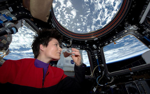 فضا نورد ایتالیایی در حال نوشیدن قهوه در ایستگاه فضایی بین المللی