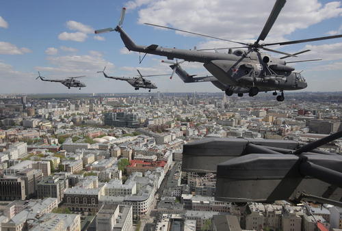 پرواز هلی کوپترها و هواپیماها بر فراز مسکو در آستانه برگزاری جشن هفتادمین سالگرد پایان جنگ دوم جهانی