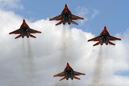 پرواز هلی کوپترها و هواپیماها بر فراز مسکو در آستانه برگزاری جشن هفتادمین سالگرد پایان جنگ دوم جهانی