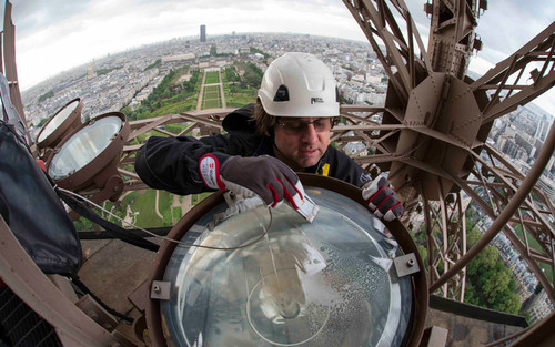 تمیز کردن نور افکن های برج ایفل در پاریس
