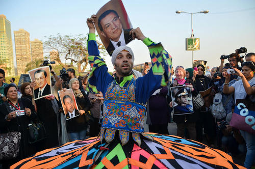 شادمانی و رقص حامیان حسنی مبارک رییس جمهور مخلوع مصر در هشتادوهفتمین سالگرد تولد او (قاهره)