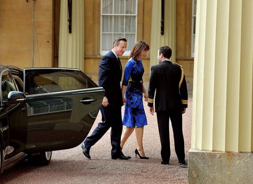دیوید کامرون نخست وزیر بریتانیا و همسرش پس از پیروزی در انتخابات سراسری این کشور در حال ورود به کاخ باکینگهام به منظور دیدار با ملکه و دریافت مجوز تشکیل کابینه جدید