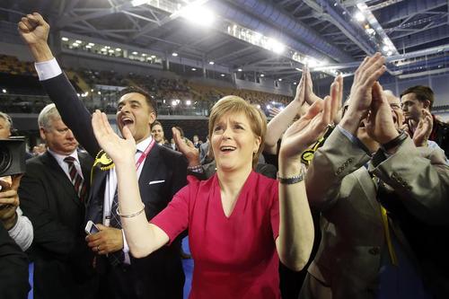 شادمانی نیکولااسترجن رهبر حزب ملی اسکاتلند از نتایج انتخابات سراسری بریتانیا و پیروزی چشمگیر نامزدهای این حزب در حوزه های انتخاباتی اسکاتلند (گلاسکو)