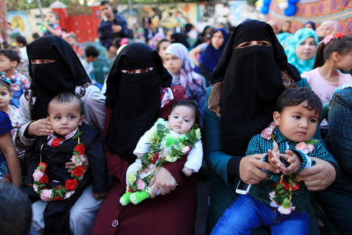 زنان فلسطینی که همسرانشان در زندان اسراییل هستند در مقابل دفتر صلیب سرخ در غزه تجمع کرده اند تا به زندانی بودن شوهرانشان اعتراض کنند. این زن ها از طریق انتقال اسپرم همسرانشان به بیرون زندان بار دار شده اند و همسرانشان فرزندان خود را ندیده اند