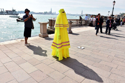 زنی با برقع زرد در ونیز