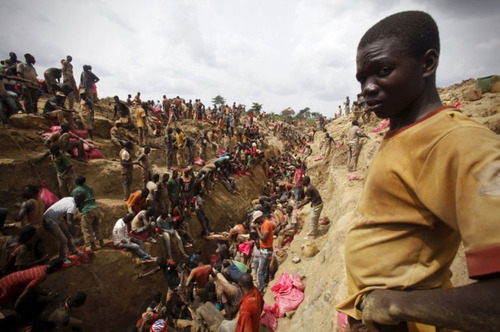 صدها نفر به دنبال یافتن طلا در نزدیکی معدنی در شهر گامینا در ساحل عاج