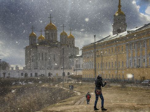 بارش برف بهاره در شهر ولادیمیر روسیه