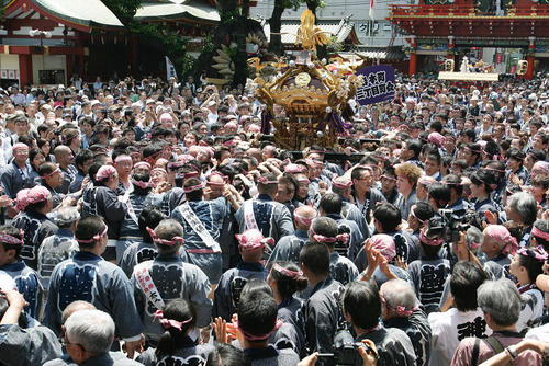 جشنواره آیینی کاندا در معبدی در توکیو