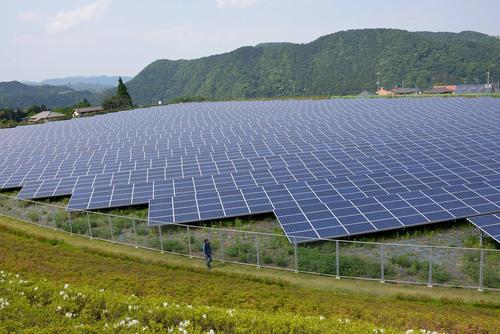 یک نیروگاه برق خورشیدی در جنوب توکیو