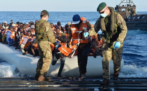 رسیدن مهاجران غیر قانونی آفریقایی تبار به سواحل اروپا از طریق دریای مدیترانه