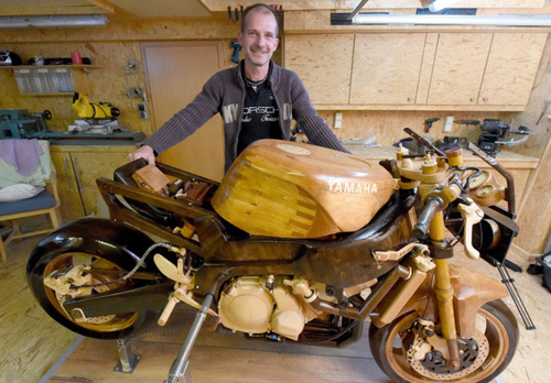 مرد آلمانی پس از 12 سال تلاش موفق شده است یک موتور سیکلت تمام چوبی بسازد