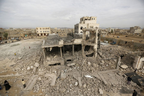 ویرانی خانه یکی از رهبران انصار الله یمن در جریان حملات هوایی عربستان به شهر صنعا
