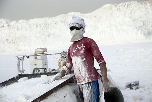 کارگر مصری در حال کار در یک معدن سنگ آهک