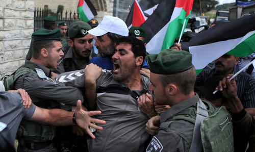 اعتراض فلسطینی ها به فروش یک ساختمان در کرانه غربی به یک اسراییلی