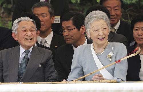 امپراتور ژاپن و همسرش در حل تماشای یک مسابقه اسب سواری