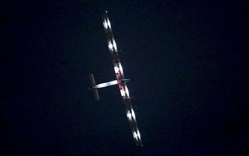 هواپیمای خورشیدی  در حال فرود در فرودگاه شهر ناگویا ژاپن