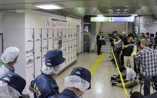 خبرنگاران در صحنه کشف یک چمدان حاوی جنازه یک پیرزن ژاپنی در یک ایستگاه مترو در شهر توکیو