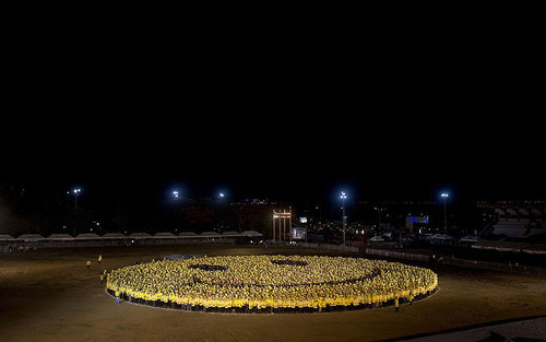 شش هزار فیلیپینی با پوشیدن تی شرت های زرد و سیاه صحنه لبخند درست کردند و نام خود را در کتاب رکوردهای گینس به عنوان بازسازی بزرگ ترین صحنه لبخند ثبت کردند
