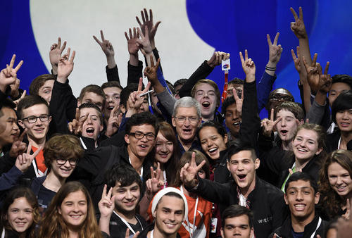 مدیر شرکت اپل در کنار جوانان شرکت کننده در کنفرانس سالانه توسعه دهندگان اپل در شهر سانفرانسیسکو