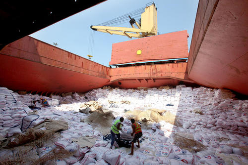 خالی کردن محموله کشتی برنج وارداتی فیلیپین از ویتنام