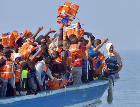 قایق حامل مهاجران غیر قانونی که از لیبی به سواحل اروپا رسیده اند