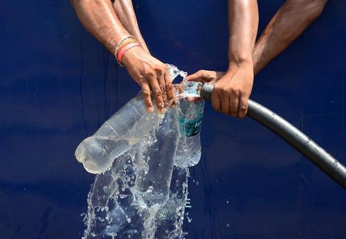 پر کردن آب داخل ظرف های پلاستیکی در اوتارپرادش هند