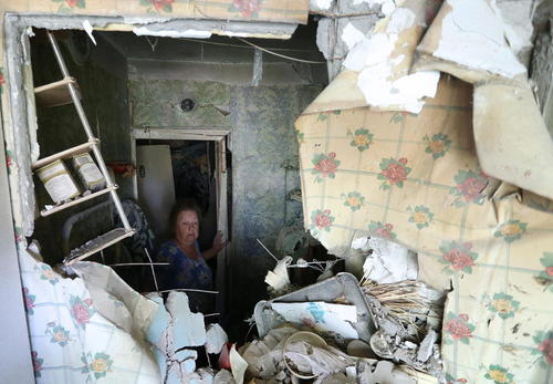 یک خانه در شهر دونتسک در شرق اوکراین که در حملات خمپاره ای ارتش اوکراین آسیب دیده است