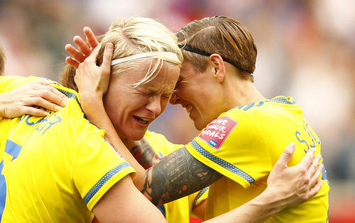 شادمانی تیم ملی فوتبال سوئد از زدن گل به تیم نیجریه در چارچوب مسابقات جام جهانی فوتبال زنان در کانادا