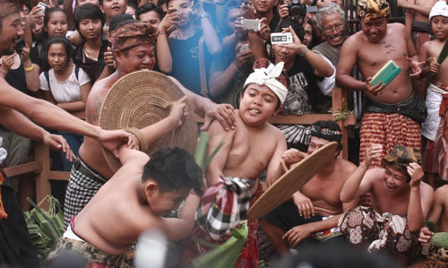 یک جشنواره آیینی در بالی اندونزی