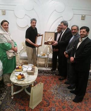 مراسم تقدیر از ارکستر سمفونیک بزرگ تهران و رهبر آن نادر مشایخی در محل اقامتگاه سفیر ایران در کویت. در این تصویر همسر مشایخی نیز دیده می شود.