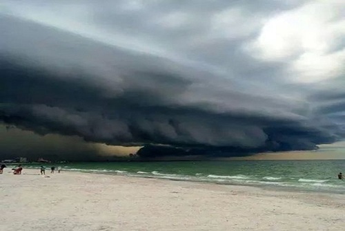 فلوریدا: در این عکس دیواری از ابرهای تیره سنت پتزبورگ فلوریدا را محاصره کرده است.