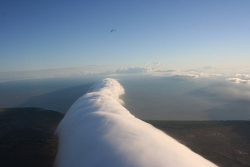 استرالیا: ابرهایی که به صورت رول نزدیک به زمین هستند و به آن‌ها صبح افتخار هم گفته می‌شود. این نوع ابرها در استرالیا مرسوم هستند.