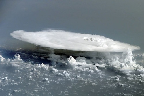 آفریقا: ابرهای کومولونیمبوس که بر فراز آفریقا تشکیل شده‌اند.