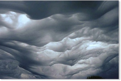 انگلستان: این ابرهای عجیب با نام ابرهای موج‌دار شوریده (undulatus asperatus) شناخته می‌شوند.