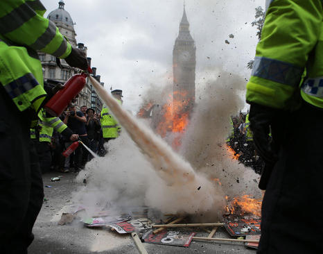 تظاهرات دهها هزار نفر در مقابل پارلمان بریتانیا در لندن در اعتراض به اجرای سیاست های ریاضت اقتصادی