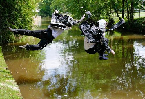 دانشجویان آکسفورد شادمان از پایان یافتن ترم تحصیلی و امتحان ها در حال پرش به رودخانه