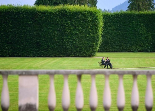 دیدار دیوید کامرون نخست وزیر بریتانیا با همتای اسلونیایی خود در باغ محوطه مقر نخست وزیری اسلونی
