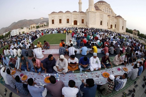 مراسم افطاری در محوطه مسجدی در شهر مسقط عمان