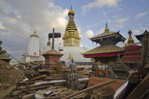 شهر کاتماندور و یک معبد در میان خرابه های زلزله اخیر