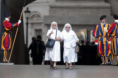 دو راهبه در حال عبور از میان نیروهای تشریفاتی واتیکان