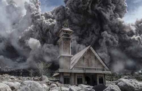 آتش فشان ماونت سینابونگ در منطقه کارو در اندونزی