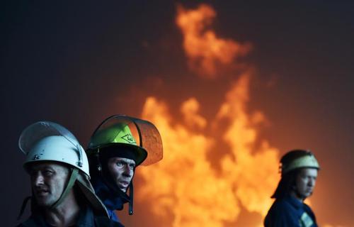 آتش نشانان اوکراینی در حال خاموش کردن آتش در جنوب کیف